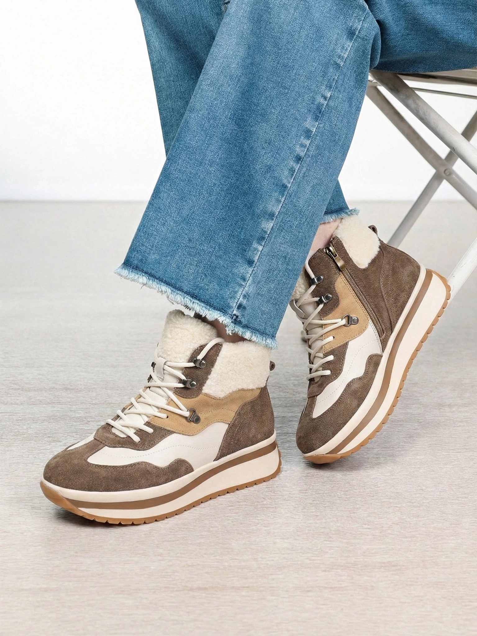 Кроссовки комбинированные в стиле колор-блок на низкой подошве